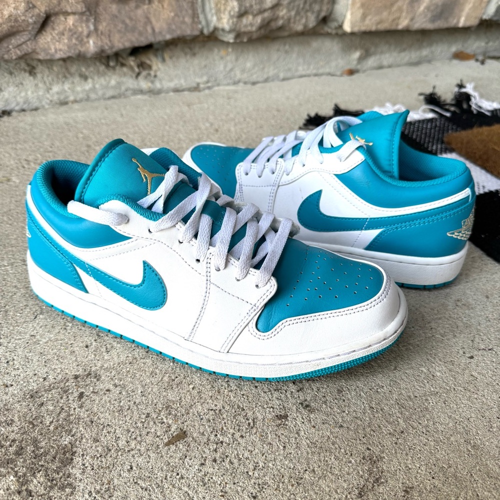 Men’s Air Jordan 1 Lows Size M 9 / W 10.5